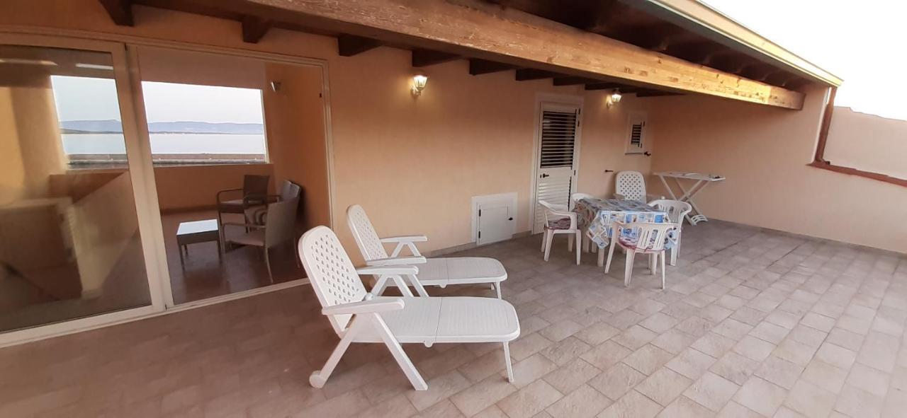 Fronte Mare Attico Indipendente Ed Esclusivo Con Terrazza Panoramica Apartment Isola Rossa Luaran gambar